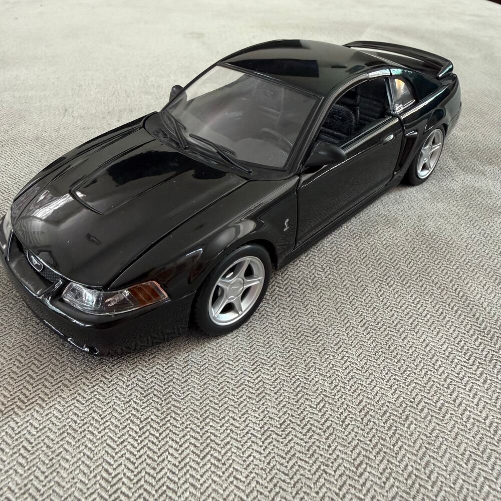 Maisto 1999 Ford Mustang SVT Cobra 1:24 Black Diecast Model Car